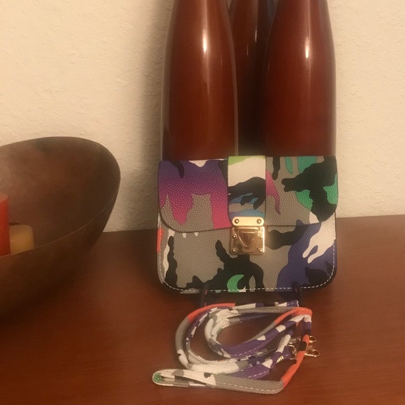 Camouflage Petite Crossbody Bag - Picture 3 of 4